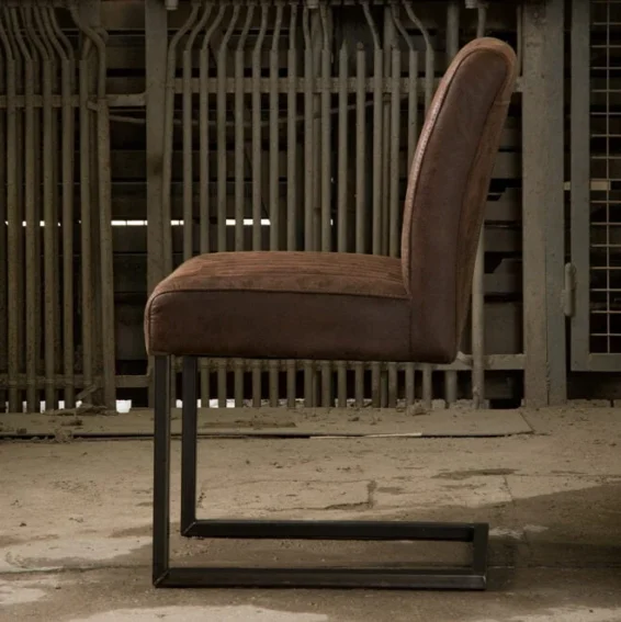 Tower Living Eetkamerstoel Ferro - Microvezel Savannah Dark Brown Zijaanzicht Sfeerfoto