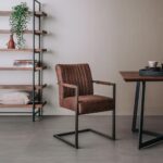 Tower Living Eetkamerstoel Ferro Met Armleuningen -Microvezel Savannah Dark Brown Sfeerfoto (2)