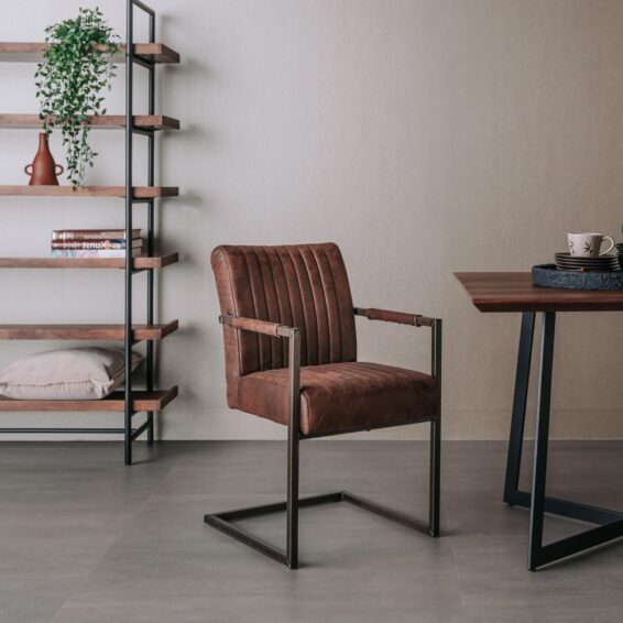 Tower Living Eetkamerstoel Ferro Met Armleuningen -Microvezel Savannah Dark Brown Sfeerfoto (2)