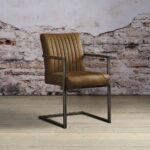 Tower Living Eetkamerstoel Ferro Met Armleuningen -Microvezel Savannah Light Brown Sfeerfoto