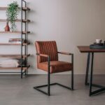 Tower Living Eetkamerstoel Ferro Met Armleuningen -Microvezel Savannah Light Brown Sfeerfoto (2)