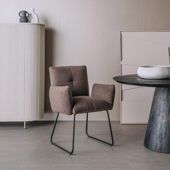 Tower Living Eetkamerstoel Dantee -Stof Teddy MJ8-7 Dark Brown Sfeerfoto (2)