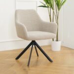 Eetkamerstoel Isco Met Stof Alpine Naturel 01 - Vooraanzicht Schuin Sfeerfoto